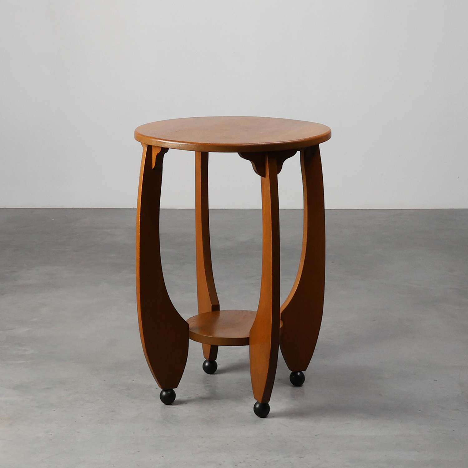 Amsterdamse School Oak round Side Table, The Netherlands, ca. 1920-img